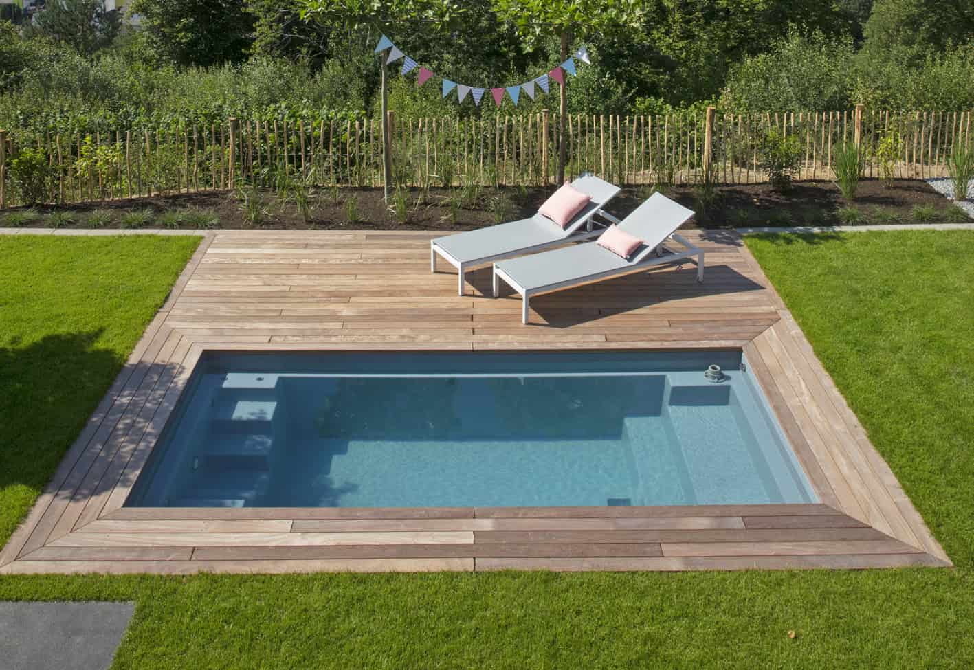 Mini-Pool C-Side 47 mit 127 cm tiefen Becken Massagestation und Massagesitzplätzen mit Holzterrasse in einem Garten.