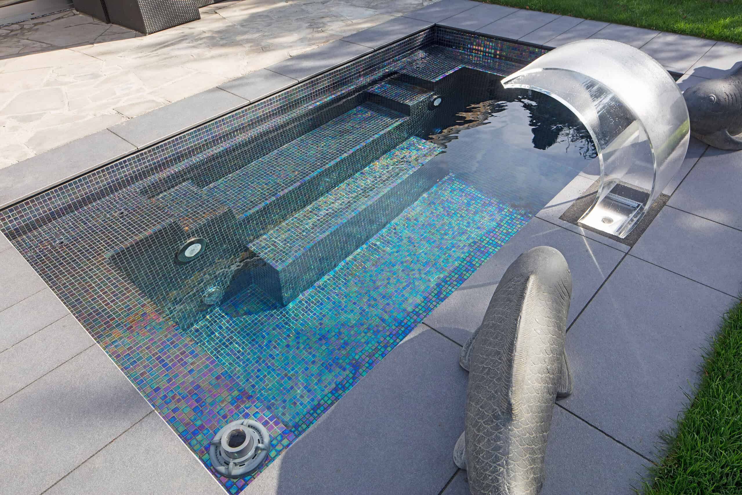 Mini-Pool C-Side 37 L mit glitzernder Beckenoberfläche aus Glasmosaik, breiter Einstiegstreppe und Wasserschwalldusche