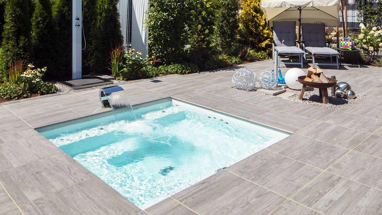 Mini-Pool C-Side 21 mit Wasserschwall auf einer Terrasse vertrieben und eingebaut durch Poolbau Papajewski aus Würzburg.