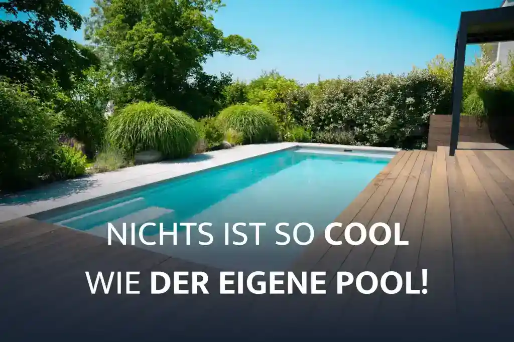 Moderner Skimmerpool in Würzburg in einem Garten mit ästhetischer Terrasse und vielen Pflanzen.