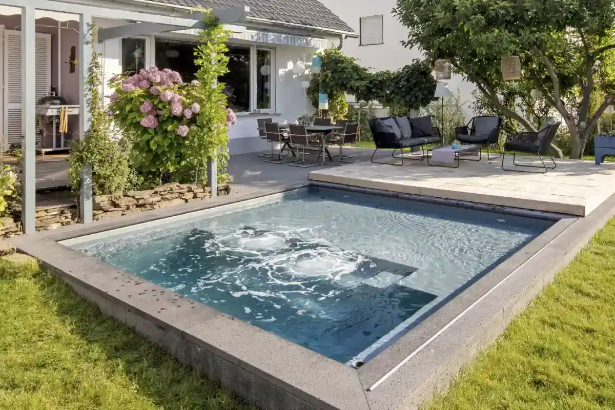 Mini-Pool C-Side 37 L mit Wetlounge, großen Flachwasser-Sitzbereichen und Massagestation vom Würzburger Poolbauer Papajewski.