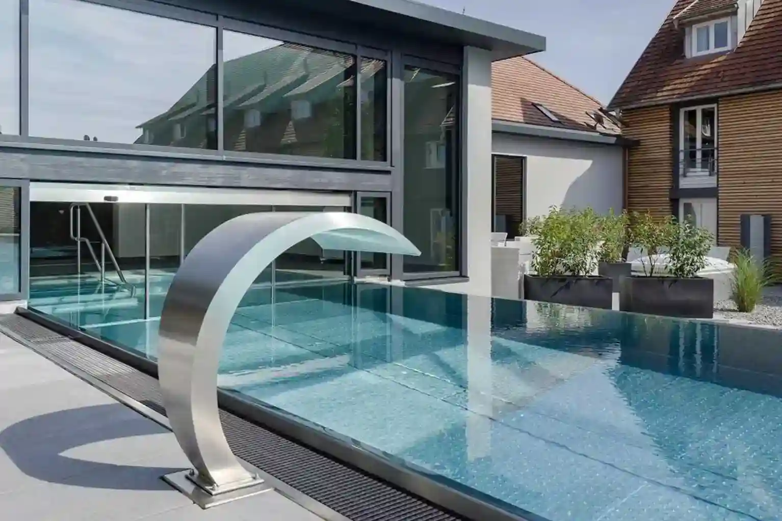 Rinnenpool in der Nähe von Würzburg in einem gewerblichen Schwimmbad mit einem Edelstahl-Wasserfall.