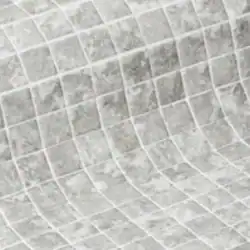 Weiß und grau schimmernde Beckenoberfläche aus Mosaik im Naturstein-Look für Mini-Pools der Marke C-Side.