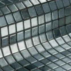 Grauschimmernde Beckenoberfläche aus Mosaik für Mini-Pools der Marke C-Side.