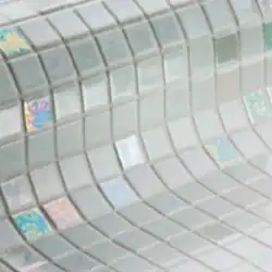 Weiß schimmernde Beckenoberfläche aus Mosaik für Mini-Pools der Marke C-Side.