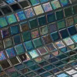 Dunkel lila und grün schimmernde Beckenoberfläche aus Mosaik für Mini-Pools der Marke C-Side.