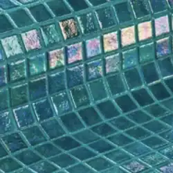 Grün und türkis schimmernde Beckenoberfläche aus Mosaik für Mini-Pools der Marke C-Side.