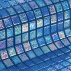 Blau und rosa schimmernde Beckenoberfläche aus Mosaik für Mini-Pools der Marke C-Side.