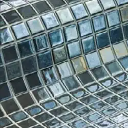 Dunkel blau-grau schimmernde Beckenoberfläche aus Mosaik für Mini-Pools der Marke C-Side.