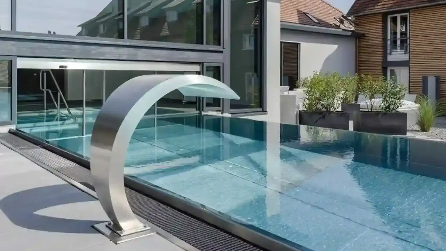 Rinnenpool in der Nähe von Würzburg in einem gewerblichen Schwimmbad mit einem Edelstahl-Wasserfall.