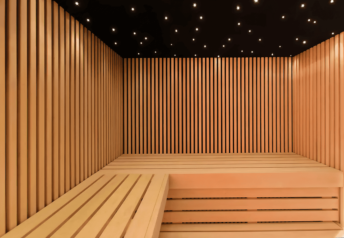 Moderne Infrarotkabine mit Holzverkleidung und elegantem Sternenhimmel aus Lichtpunkten an der Decke