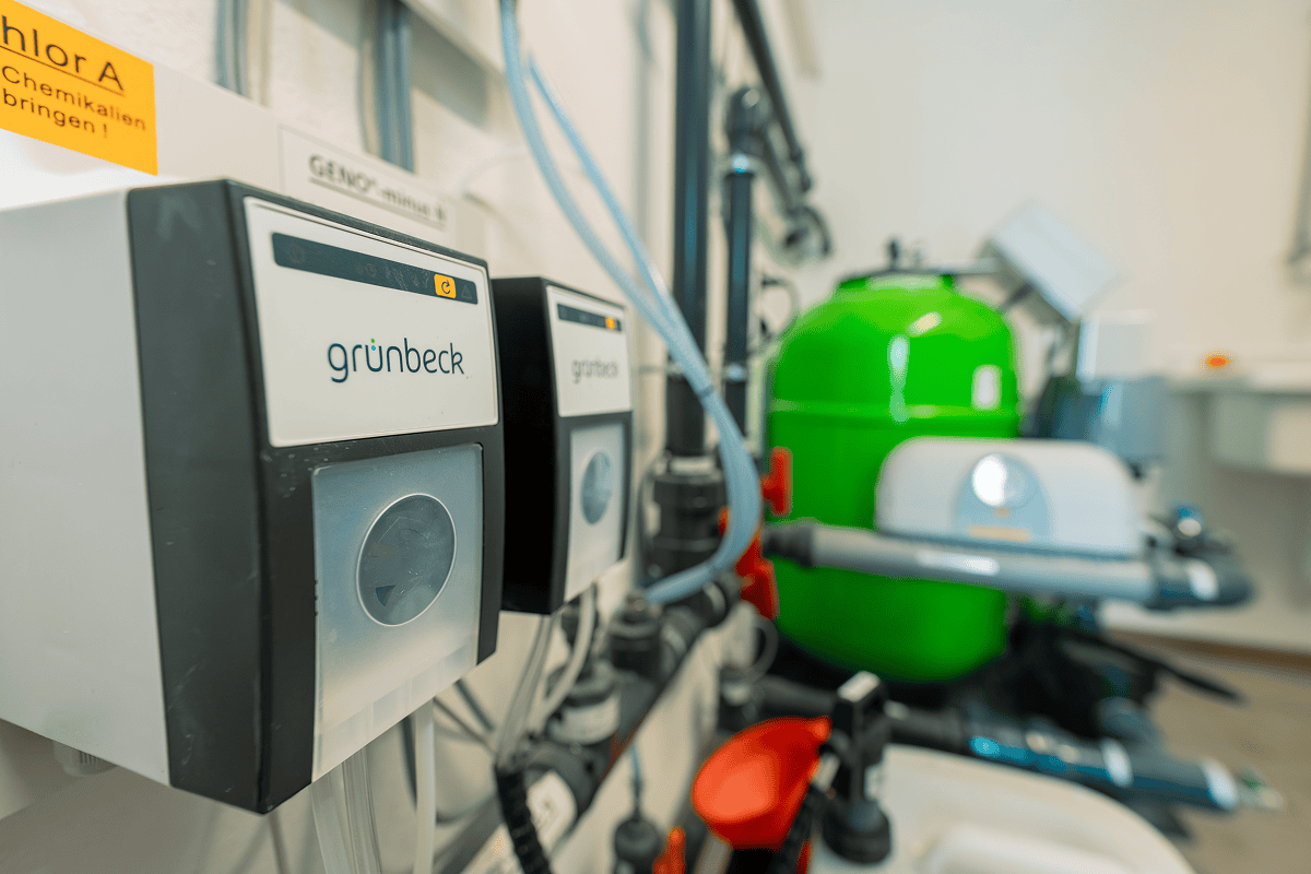 Moderne Wasseraufbereitungsanlage von Grünbeck für professionelle Pooltechnik