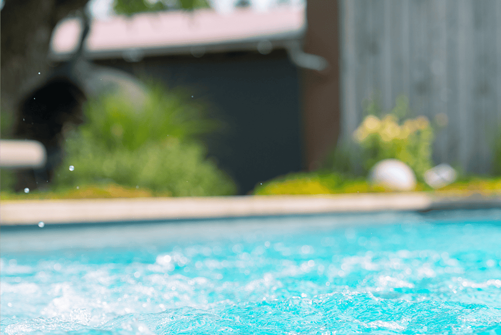 Nahaufnahme der klaren türkisblauen Wasseroberfläche eines fertig gebauten Pools