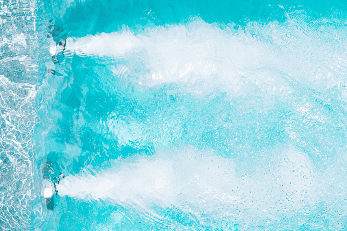 Swim-Spa mit sprudelndem türkisfarbenen Wasser aus kräftigen Massagedüsen