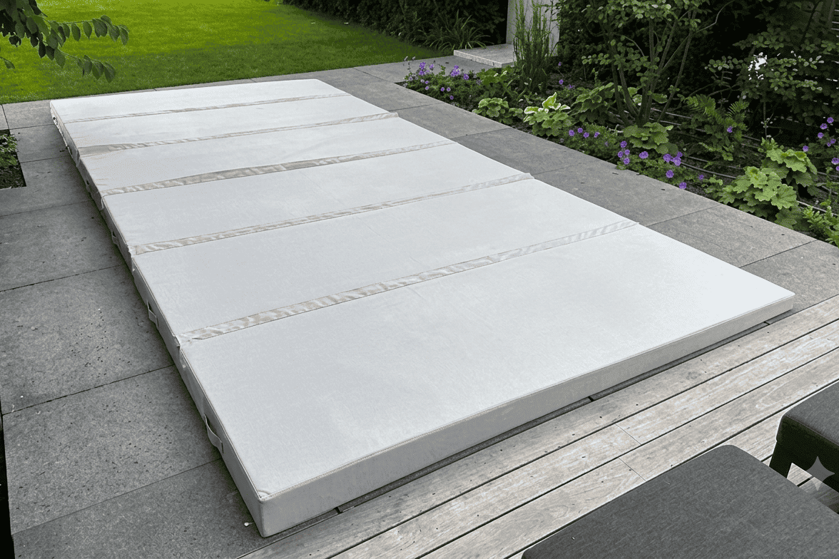 CSIDE Minipool im Garten mit Hardtop-Abdeckung mit Pultdach als Minipool-Abdeckung.