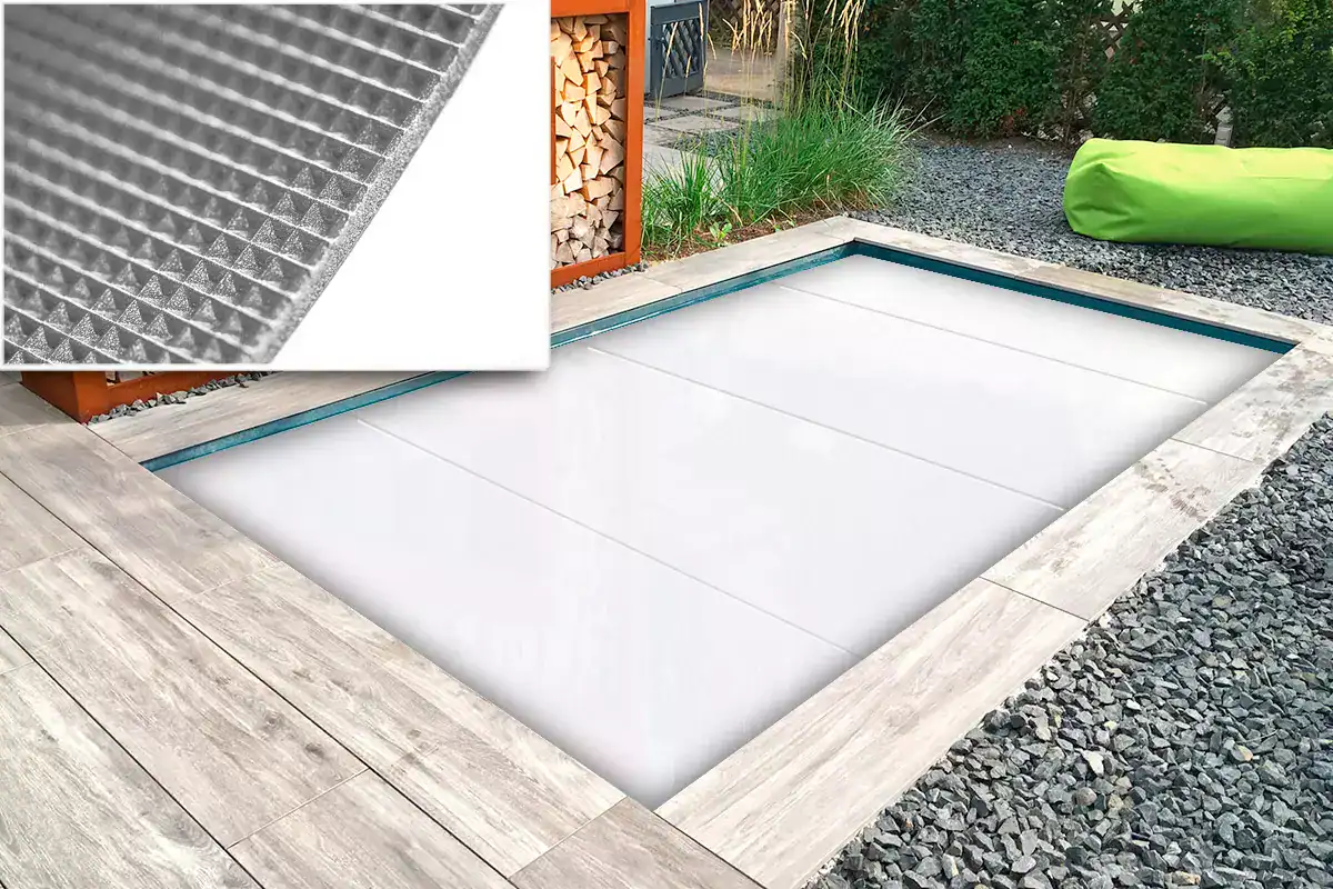 CSIDE Minipool im Garten mit einer Isolierplane als Minipool-Abdeckung.
