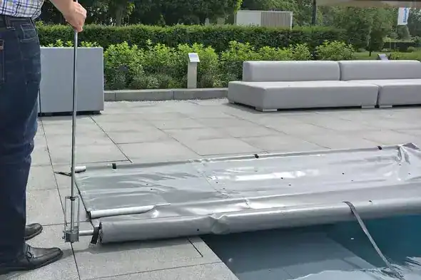 CSIDE Minipool im Garten mit einer Rollabdeckung mit Handkurbel als Minipool-Abdeckung.