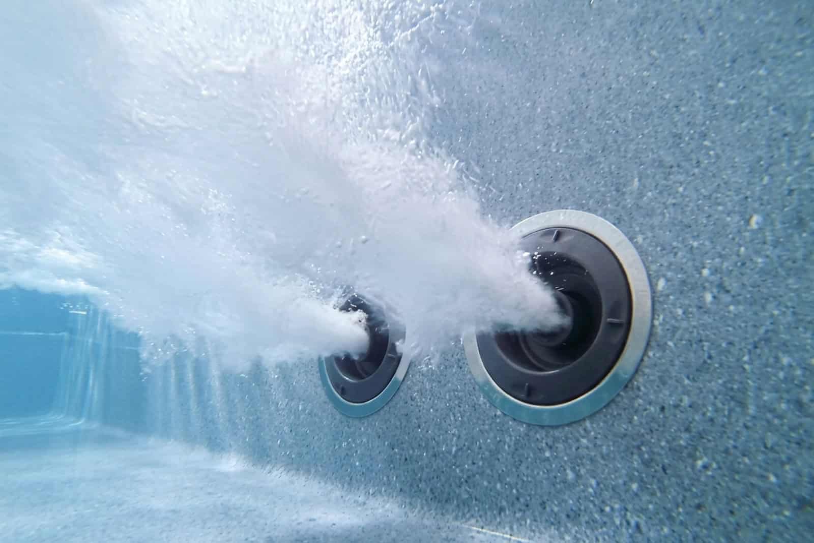 CSIDE Minipool auf einer Terrasse mit Turbojet-Massagedüsen.