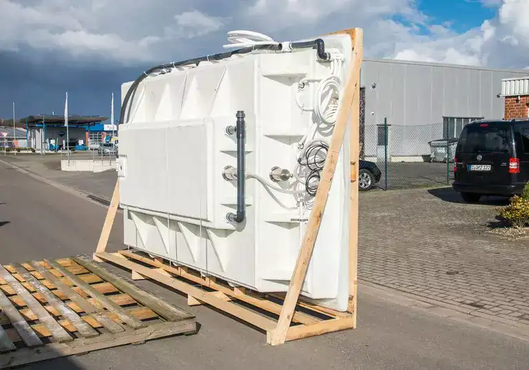 CSIDE Minipool wird als Fertigbecken auf Euro-Paletten geliefert.