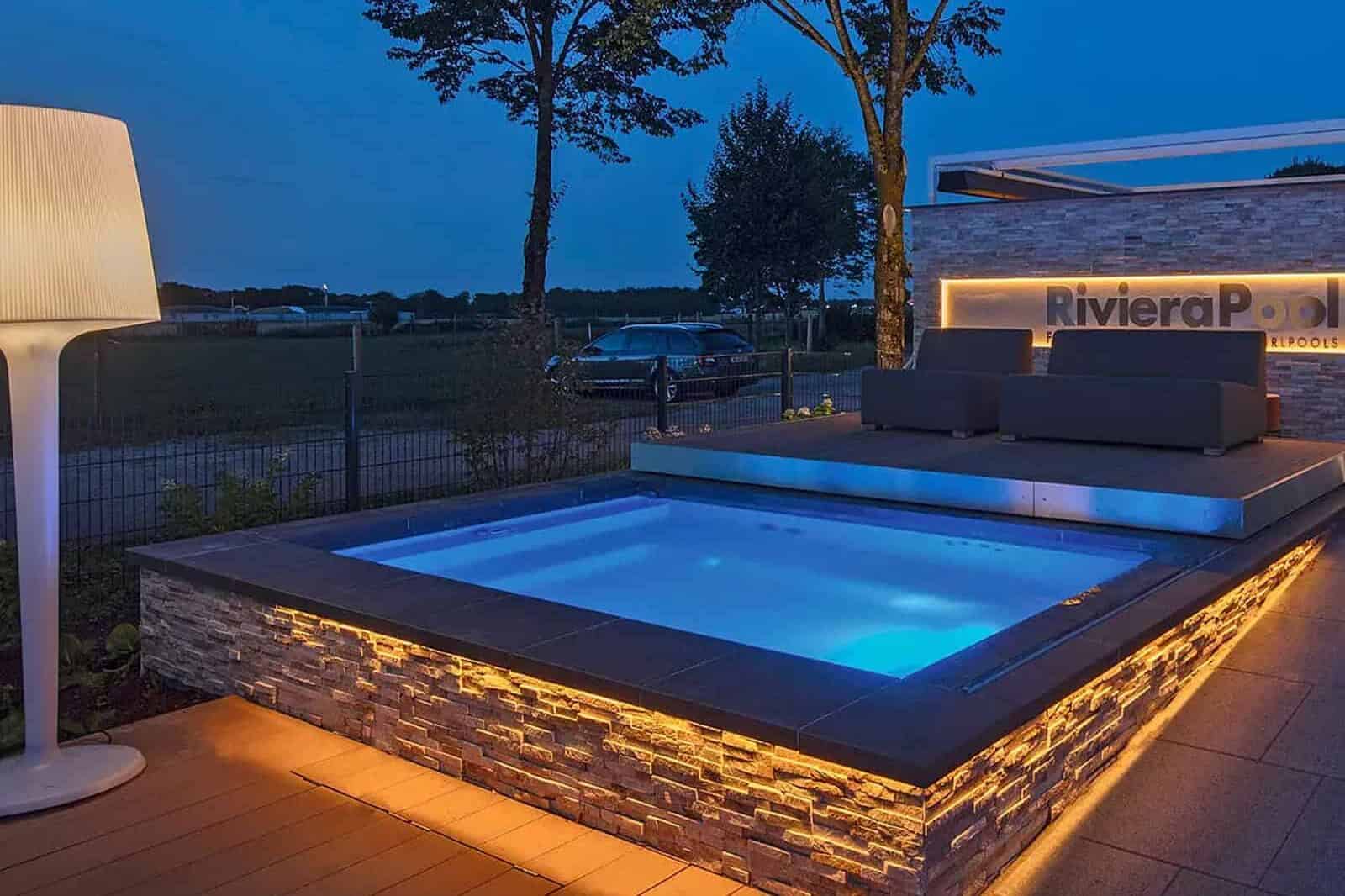 Minipool von CSIDE auf einer Terrasse mit bunter LED-Beleuchtung am Abend.