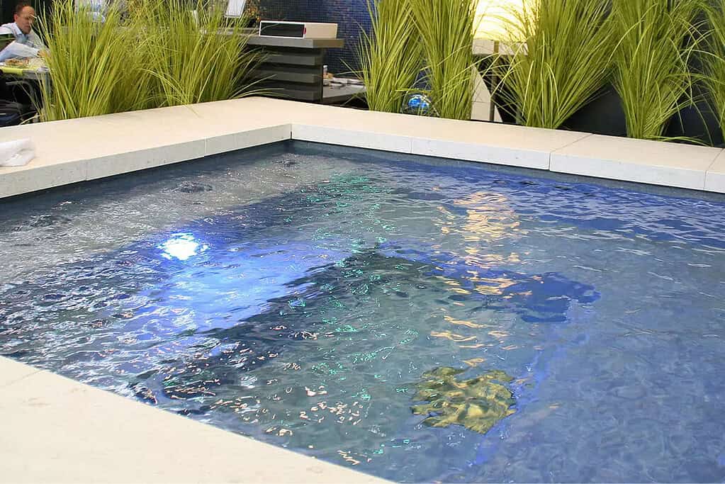 Minipool von CSIDE mit Quell-Einlaufdüsen zur Erzeugung von Lichtreflexionen.