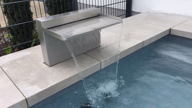 Minipool in einem Garten mit Edelstahl-Wasserschwall "Cube" von CSIDE.