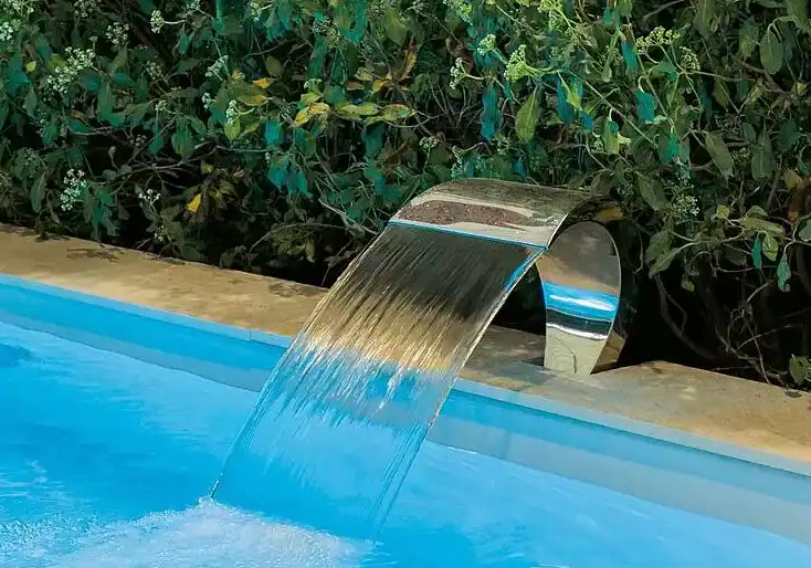 Minipool in einem Garten mit Edelstahl-Wasserschwall "Maine" von CSIDE.
